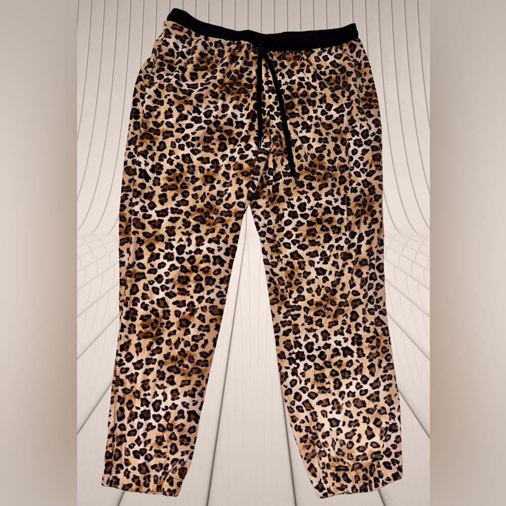 Secret Treasures Cozy Luxe Leopard Print Velour Pajama Set Sweatshirt & Joggers - Picture 5 of 10